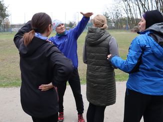 Kilka osób uczestniczyło w zajęciach slow joggingu