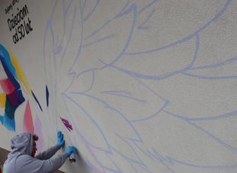 Ośrodek w Gromadzicach będzie miał piękny mural. Właśnie powstaje!