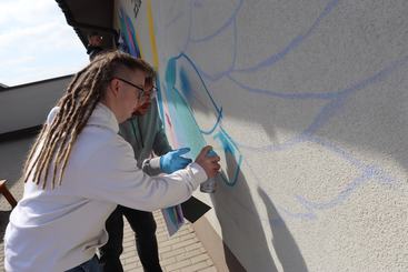 Ośrodek w Gromadzicach będzie miał piękny mural. Właśnie powstaje!