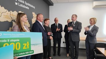 Założyli lokatę i wygrali samochód! W Rejonowym Banku Spółdzielczym w Lututowie rozdano nagrody klientom