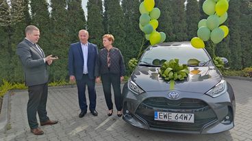 Założyli lokatę i wygrali samochód! W Rejonowym Banku Spółdzielczym w Lututowie rozdano nagrody klientom