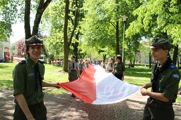 Obchodzimy Dzień Flagi RP. W Wieluniu harcerze zaprezentowali stumetrową flagę na placu Legionów
