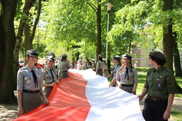 Obchodzimy Dzień Flagi RP. W Wieluniu harcerze zaprezentowali stumetrową flagę na placu Legionów