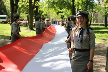 Obchodzimy Dzień Flagi RP. W Wieluniu harcerze zaprezentowali stumetrową flagę na placu Legionów