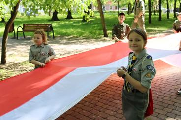 Obchodzimy Dzień Flagi RP. W Wieluniu harcerze zaprezentowali stumetrową flagę na placu Legionów