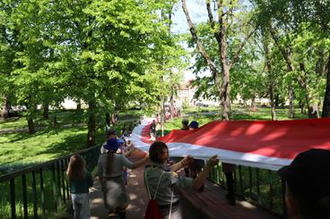 Obchodzimy Dzień Flagi RP. W Wieluniu harcerze zaprezentowali stumetrową flagę na placu Legionów