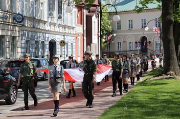 Obchodzimy Dzień Flagi RP. W Wieluniu harcerze zaprezentowali stumetrową flagę na placu Legionów