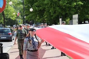 Obchodzimy Dzień Flagi RP. W Wieluniu harcerze zaprezentowali stumetrową flagę na placu Legionów
