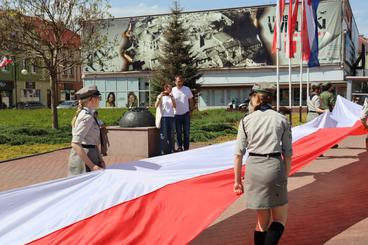 Obchodzimy Dzień Flagi RP. W Wieluniu harcerze zaprezentowali stumetrową flagę na placu Legionów