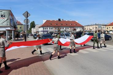 Obchodzimy Dzień Flagi RP. W Wieluniu harcerze zaprezentowali stumetrową flagę na placu Legionów