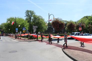 Obchodzimy Dzień Flagi RP. W Wieluniu harcerze zaprezentowali stumetrową flagę na placu Legionów