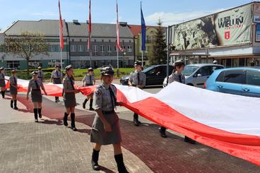 Obchodzimy Dzień Flagi RP. W Wieluniu harcerze zaprezentowali stumetrową flagę na placu Legionów