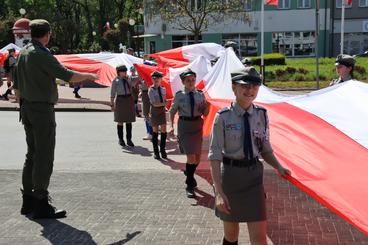 Obchodzimy Dzień Flagi RP. W Wieluniu harcerze zaprezentowali stumetrową flagę na placu Legionów