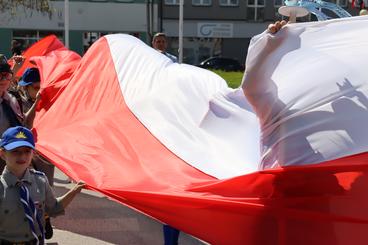 Obchodzimy Dzień Flagi RP. W Wieluniu harcerze zaprezentowali stumetrową flagę na placu Legionów