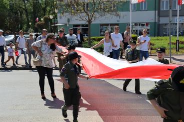 Obchodzimy Dzień Flagi RP. W Wieluniu harcerze zaprezentowali stumetrową flagę na placu Legionów