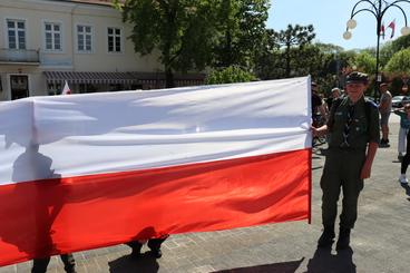 Obchodzimy Dzień Flagi RP. W Wieluniu harcerze zaprezentowali stumetrową flagę na placu Legionów