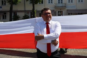 Obchodzimy Dzień Flagi RP. W Wieluniu harcerze zaprezentowali stumetrową flagę na placu Legionów