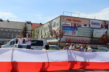 Obchodzimy Dzień Flagi RP. W Wieluniu harcerze zaprezentowali stumetrową flagę na placu Legionów