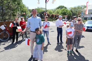 Obchodzimy Dzień Flagi RP. W Wieluniu harcerze zaprezentowali stumetrową flagę na placu Legionów
