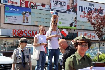 Obchodzimy Dzień Flagi RP. W Wieluniu harcerze zaprezentowali stumetrową flagę na placu Legionów