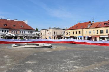 Obchodzimy Dzień Flagi RP. W Wieluniu harcerze zaprezentowali stumetrową flagę na placu Legionów