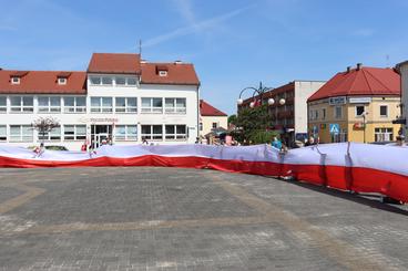 Obchodzimy Dzień Flagi RP. W Wieluniu harcerze zaprezentowali stumetrową flagę na placu Legionów