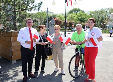 Obchodzimy Dzień Flagi RP. W Wieluniu harcerze zaprezentowali stumetrową flagę na placu Legionów