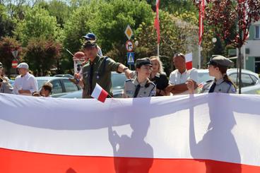 Obchodzimy Dzień Flagi RP. W Wieluniu harcerze zaprezentowali stumetrową flagę na placu Legionów