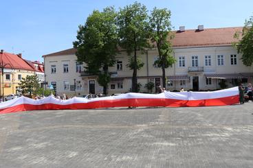 Obchodzimy Dzień Flagi RP. W Wieluniu harcerze zaprezentowali stumetrową flagę na placu Legionów