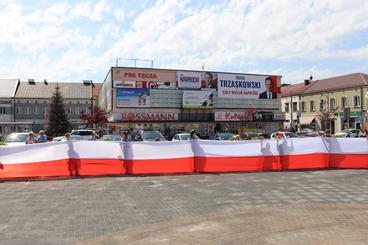 Obchodzimy Dzień Flagi RP. W Wieluniu harcerze zaprezentowali stumetrową flagę na placu Legionów