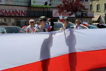 Obchodzimy Dzień Flagi RP. W Wieluniu harcerze zaprezentowali stumetrową flagę na placu Legionów