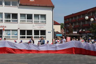 Obchodzimy Dzień Flagi RP. W Wieluniu harcerze zaprezentowali stumetrową flagę na placu Legionów