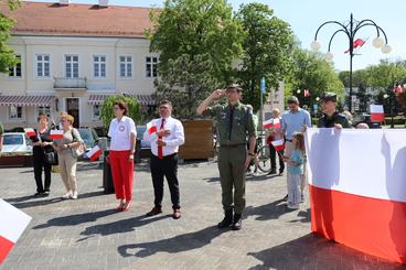 Obchodzimy Dzień Flagi RP. W Wieluniu harcerze zaprezentowali stumetrową flagę na placu Legionów
