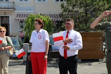 Obchodzimy Dzień Flagi RP. W Wieluniu harcerze zaprezentowali stumetrową flagę na placu Legionów