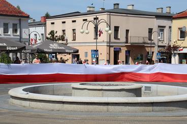 Obchodzimy Dzień Flagi RP. W Wieluniu harcerze zaprezentowali stumetrową flagę na placu Legionów
