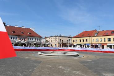 Obchodzimy Dzień Flagi RP. W Wieluniu harcerze zaprezentowali stumetrową flagę na placu Legionów