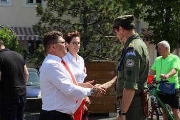 Obchodzimy Dzień Flagi RP. W Wieluniu harcerze zaprezentowali stumetrową flagę na placu Legionów