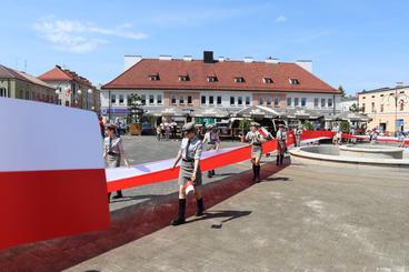 Obchodzimy Dzień Flagi RP. W Wieluniu harcerze zaprezentowali stumetrową flagę na placu Legionów