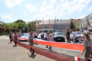 Obchodzimy Dzień Flagi RP. W Wieluniu harcerze zaprezentowali stumetrową flagę na placu Legionów