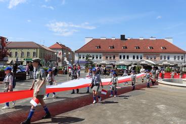 Obchodzimy Dzień Flagi RP. W Wieluniu harcerze zaprezentowali stumetrową flagę na placu Legionów