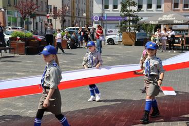 Obchodzimy Dzień Flagi RP. W Wieluniu harcerze zaprezentowali stumetrową flagę na placu Legionów