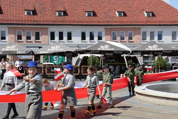 Obchodzimy Dzień Flagi RP. W Wieluniu harcerze zaprezentowali stumetrową flagę na placu Legionów