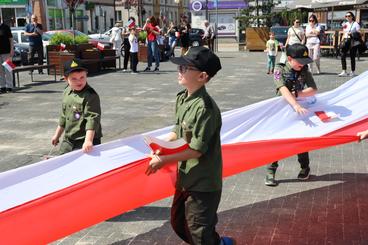 Obchodzimy Dzień Flagi RP. W Wieluniu harcerze zaprezentowali stumetrową flagę na placu Legionów