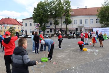Na placu Legionów w Wieluniu odbyła się akcja charytatywna z myślą o szkołach w Syrii 