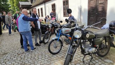 Po raz drugi miłośnicy starych pojazdów spotkali się w dworku w Lipiu