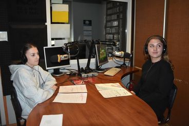 Uczennice z II LO z wizytą w Radiu ZW – zadebiutowały na antenie, przygotowały też sondę z okazji Dni Matki