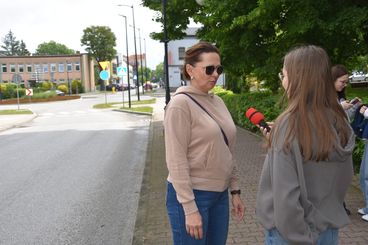 Uczennice z II LO z wizytą w Radiu ZW – zadebiutowały na antenie, przygotowały też sondę z okazji Dni Matki