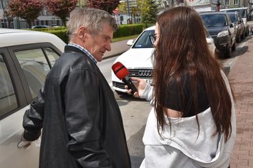 Uczennice z II LO z wizytą w Radiu ZW – zadebiutowały na antenie, przygotowały też sondę z okazji Dni Matki
