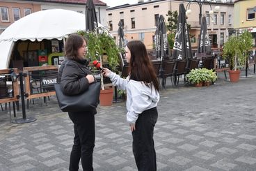 Uczennice z II LO z wizytą w Radiu ZW – zadebiutowały na antenie, przygotowały też sondę z okazji Dni Matki