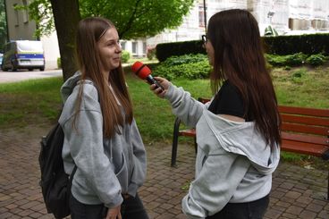 Uczennice z II LO z wizytą w Radiu ZW – zadebiutowały na antenie, przygotowały też sondę z okazji Dni Matki